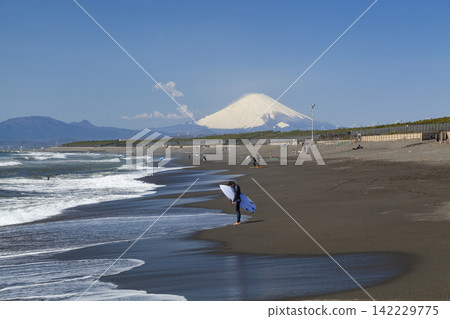 湘南辻堂海灘:春季海濱風光與白雪皚皚的富士山 湘南辻堂海灘:春季海濱風光與白雪皚皚的富士山 142229775