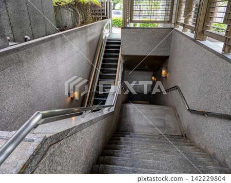 從地面層通往地下層的樓梯和自動扶梯 142229804
