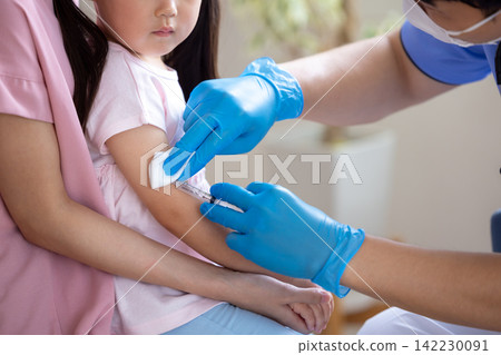 醫療保健,兒科,一名女孩正在接種疫苗 醫療保健,兒科,一名女孩正在接種疫苗 142230091
