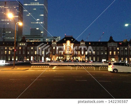 夜晚閃亮的車站 夜晚閃亮的車站 142230387