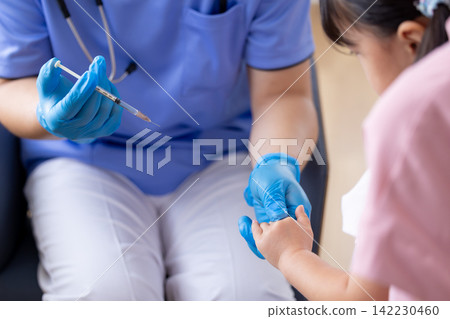 醫療保健,兒科,一名女孩正在接種疫苗 醫療保健,兒科,一名女孩正在接種疫苗 142230460