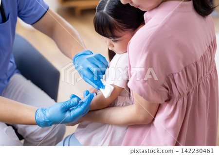 醫療保健,兒科,一名女孩正在接種疫苗 醫療保健,兒科,一名女孩正在接種疫苗 142230461