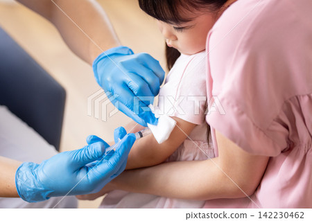 醫療保健,兒科,一名女孩正在接種疫苗 醫療保健,兒科,一名女孩正在接種疫苗 142230462