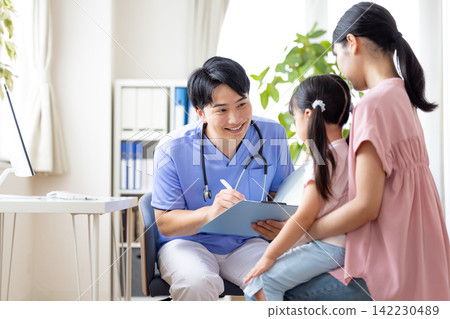 接受身體檢查的女孩 接受身體檢查的女孩 142230489