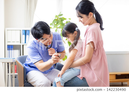 接受身體檢查的女孩 142230490