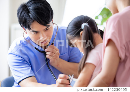 接受身體檢查的女孩 接受身體檢查的女孩 142230495