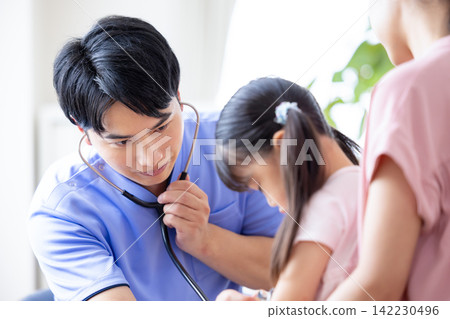 接受身體檢查的女孩 接受身體檢查的女孩 142230496