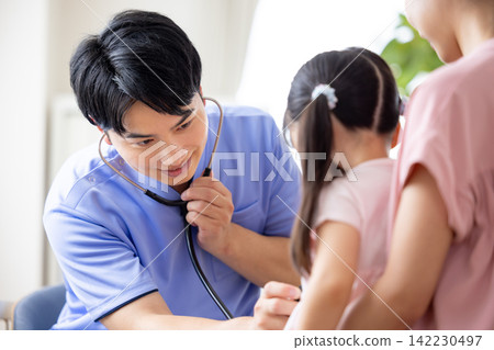 接受身體檢查的女孩 接受身體檢查的女孩 142230497