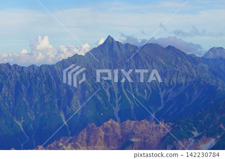 從鷲羽山頂峰看到的槍岳。 從鷲羽山頂峰看到的槍岳。 142230784