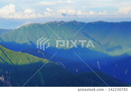 從鷲羽嶽山頂眺望椿黑岳 從鷲羽嶽山頂眺望椿黑岳 142230785