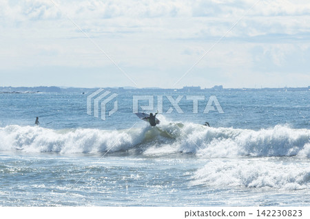 Shonan Tsujido Beach: Surfing on waves brought in by a low-pressure system. Shonan Tsujido Beach: Surfing on waves brought in by a low-pressure system. 142230823