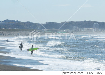 Shonan Tsujido Beach: Rough sea due to low pressure system Shonan Tsujido Beach: Rough sea due to low pressure system 142230827