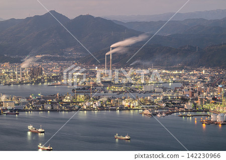 The industrial city at dusk - Shunan City, Yamaguchi Prefecture The industrial city at dusk - Shunan City, Yamaguchi Prefecture 142230966
