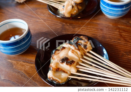 Set of grilled rice cakes and bancha tea Set of grilled rice cakes and bancha tea 142231112