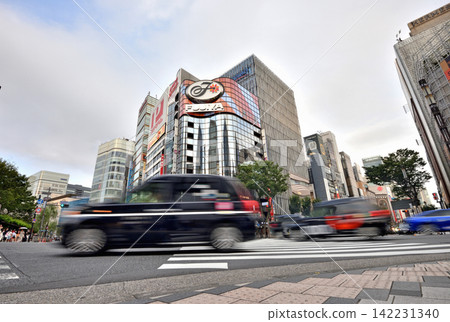 綠燈亮起,車輛駛過十字路口。 綠燈亮起,車輛駛過十字路口。 142231340