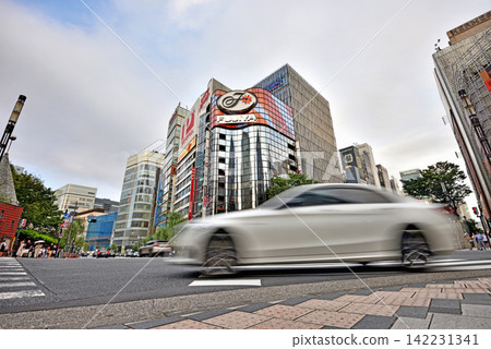 綠燈亮起，車輛駛過十字路口。 142231341