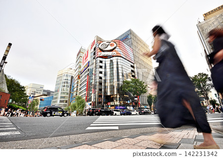 穿越數寄屋橋十字路口的人們 穿越數寄屋橋十字路口的人們 142231342