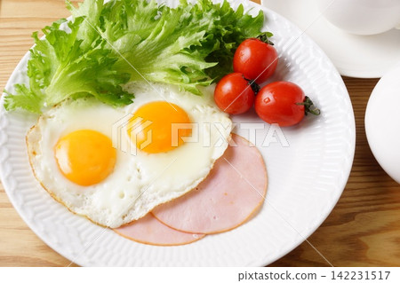 Ham and egg breakfast image Ham and egg breakfast image 142231517