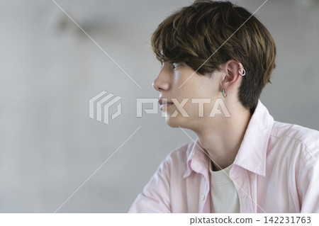 一位二十歲出頭的外國男子的簡介 一位二十歲出頭的外國男子的簡介 142231763