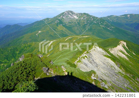 從三又蓮華嶽山頂眺望黑部五郎岳 從三又蓮華嶽山頂眺望黑部五郎岳 142231801