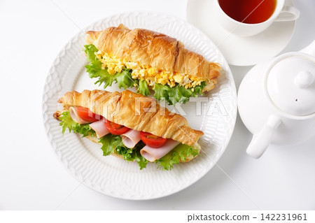 Croissant sandwich Croissant sandwich 142231961