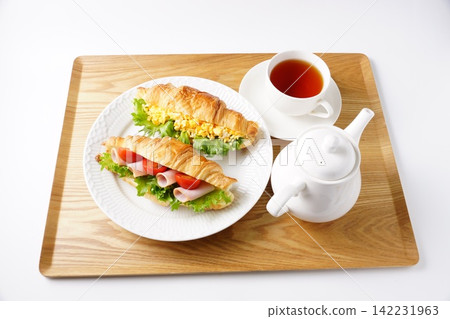 Croissant sandwich Croissant sandwich 142231963