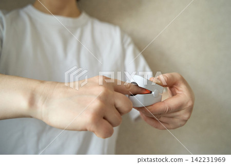 Hands holding pulse oximeter device demonstrating portable healthcare monitoring tool Hands holding pulse oximeter device demonstrating portable healthcare monitoring tool 142231969