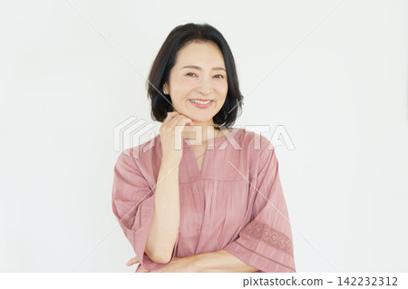 一位中年日本女性的肖像，背景為白色 142232312