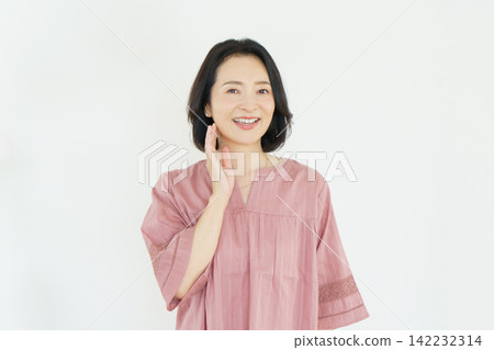 一位中年日本女性的肖像，背景為白色 142232314