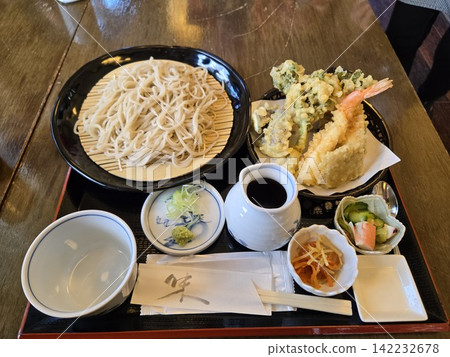 豐盛的天婦羅蕎麥麵套餐,配上炸蝦天婦羅。 豐盛的天婦羅蕎麥麵套餐,配上炸蝦天婦羅。 142232678
