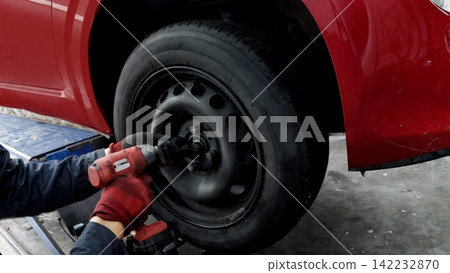汽車修理工換輪胎的手 汽車修理工換輪胎的手 142232870