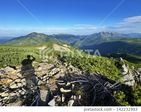 從三俁連華嶽山頂眺望黑部五樓岳、北野又岳、藥師岳。 從三俁連華嶽山頂眺望黑部五樓岳、北野又岳、藥師岳。 142232983
