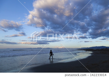 湘南久沼海灘:清晨的天空和衝浪者進入大海 湘南久沼海灘:清晨的天空和衝浪者進入大海 142233014
