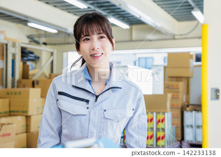Female staff working in a warehouse: Inspection and picking tasks. Female staff working in a warehouse: Inspection and picking tasks. 142233138
