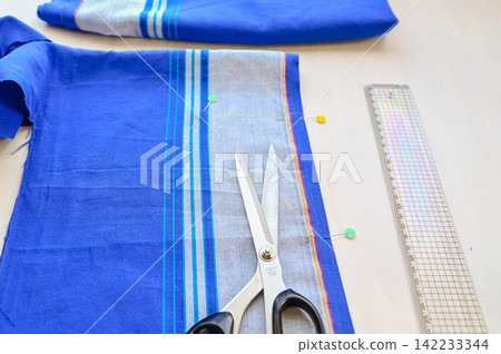 服裝製作/縫紉的圖片(裁縫剪刀和條紋布料) 服裝製作/縫紉的圖片(裁縫剪刀和條紋布料) 142233344