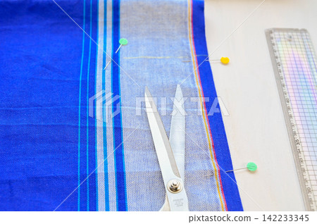服裝製作/縫紉的圖片(裁縫剪刀和條紋布料) 服裝製作/縫紉的圖片(裁縫剪刀和條紋布料) 142233345