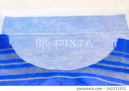 手工服裝製作:裁剪貼邊和貼上襯布。 手工服裝製作:裁剪貼邊和貼上襯布。 142233352