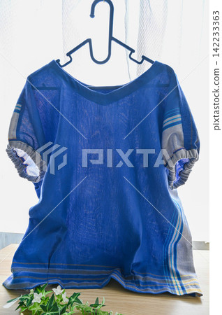 一件手工套頭衫掛在衣架上 一件手工套頭衫掛在衣架上 142233363