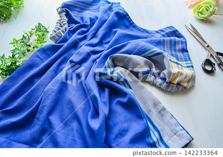 一件鮮豔的藍色手工連身裙和縫紉工具 一件鮮豔的藍色手工連身裙和縫紉工具 142233364