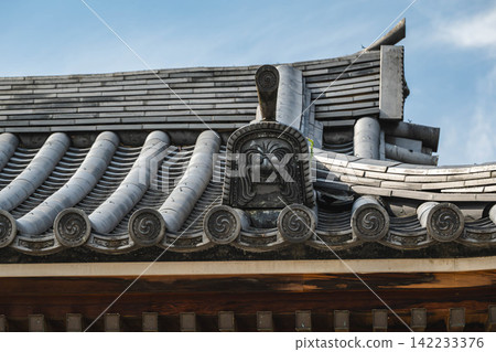 Onigawara (demon roof tiles) and tiled roofs in traditional Japanese architecture Onigawara (demon roof tiles) and tiled roofs in traditional Japanese architecture 142233376