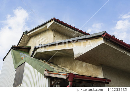 Exterior of old houses and wooden buildings that retain the atmosphere of the Showa era. Exterior of old houses and wooden buildings that retain the atmosphere of the Showa era. 142233385