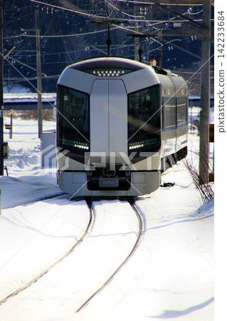 雪之國度,南會津…特快列車 Liberty Aizu 500 系列沿著鐵路線穿過白雪皚皚的景色。 雪之國度,南會津…特快列車 Liberty Aizu 500 系列沿著鐵路線穿過白雪皚皚的景色。 142233684