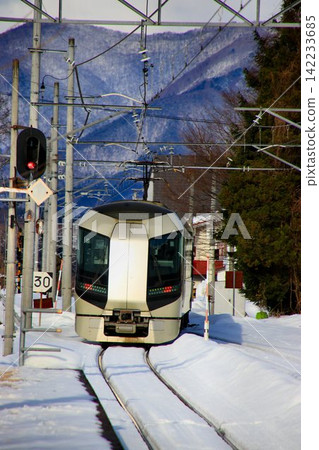 雪之國度,南會津…特快列車 Liberty Aizu 500 系列沿著鐵路線穿過白雪皚皚的景色。 雪之國度,南會津…特快列車 Liberty Aizu 500 系列沿著鐵路線穿過白雪皚皚的景色。 142233685