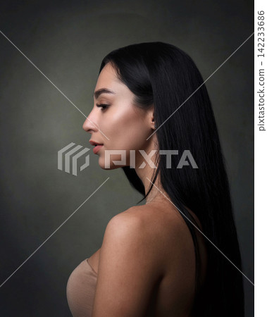 photo portrait of a young beautiful woman photo portrait of a young beautiful woman 142233686
