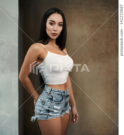 photo portrait of a young beautiful woman photo portrait of a young beautiful woman 142233687