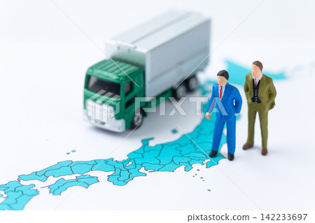 一位商人、一張日本地圖和一輛卡車。 142233697