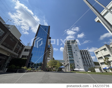 Urban landscape with a newly built office building Urban landscape with a newly built office building 142233736