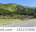 A village with thatched roofs 142233840
