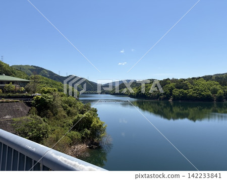 大壩湖中倒映的山 大壩湖中倒映的山 142233841
