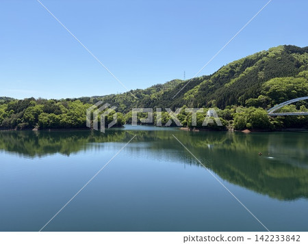 大壩湖中倒映的山 142233842